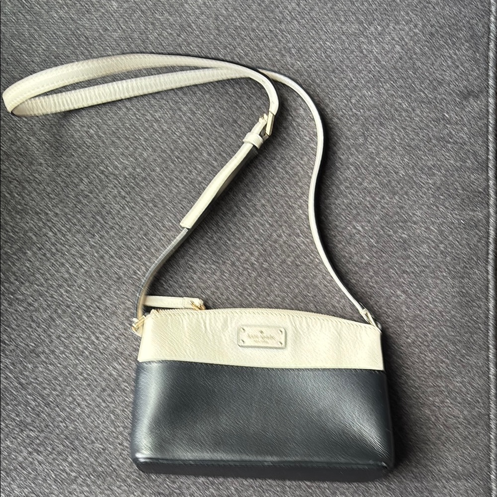 Kate Spade Elegant Black and Cream Crossbody Bag with Zipper Closure